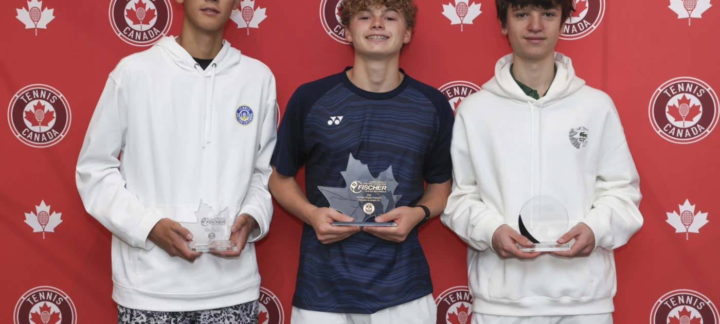 Couronnement des gagnants aux Championnats juniors canadiens Fischer en salle chez les U16 et les U12 ; place aux U18 et U14