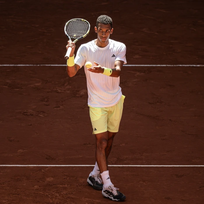 Auger-Aliassime eliminated in Roland-Garros first round after two-set lead disappears