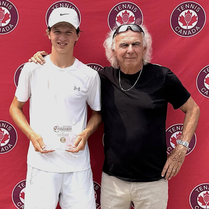 Adamson remporte les titres du simple et du double masculins des Championnats juniors canadiens Fischer U16 ; Cabio récolte son premier titre de simple chez les filles