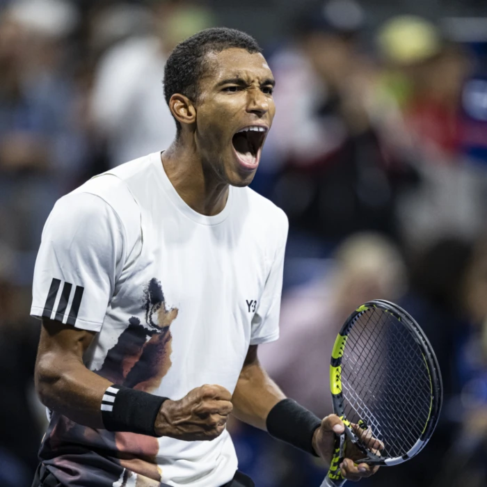 Auger-Aliassime surprend Zverev pour atteindre le quatrième tour à New York; Shapovalov s’incline face à Sinner