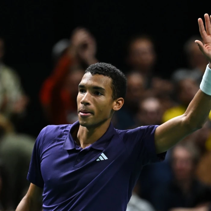 Auger-Aliassime se défait de Vacherot à Paris