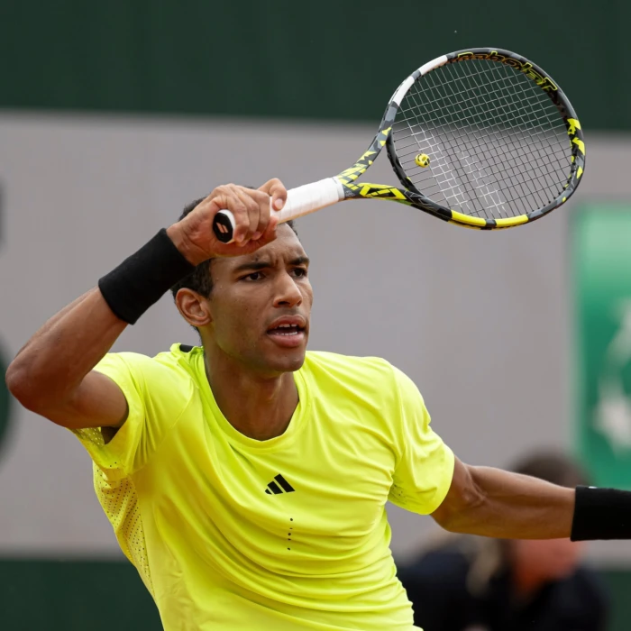 Auger-Aliassime amorce la saison sur terre battue par une victoire à Monte-Carlo
