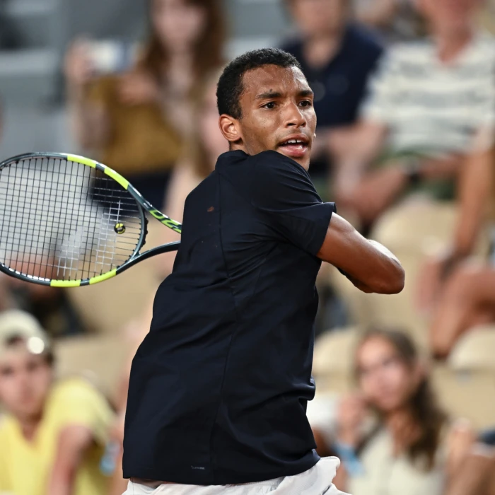 Auger-Aliassime Erases Deficit to Reach Roland-Garros Round Three