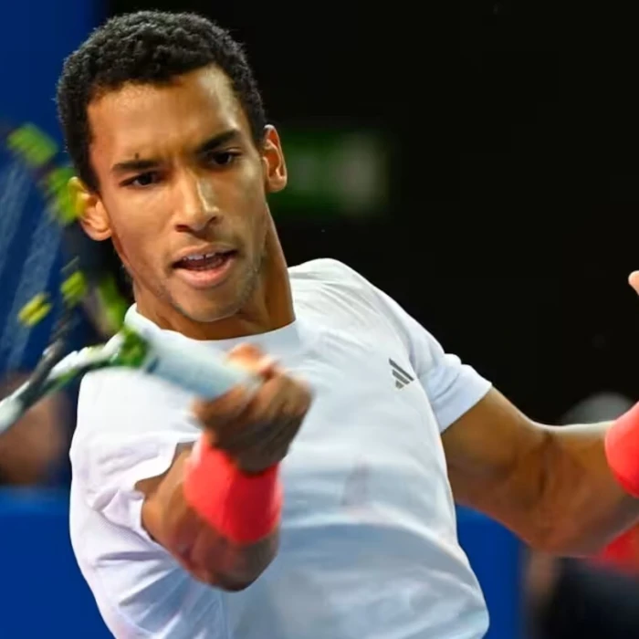 Auger-Aliassime accède au carré d’as à Doha après l’abandon de Medvedev