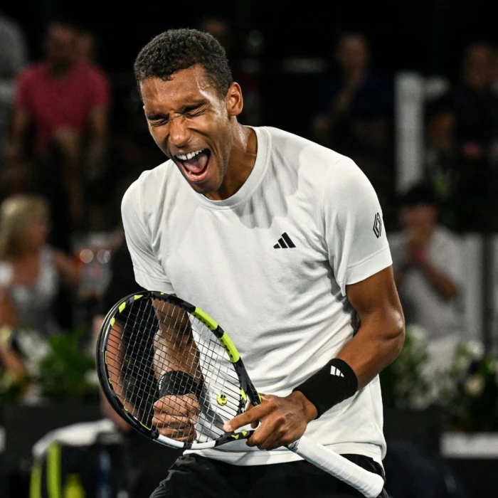 Auger-Aliassime poursuit sur sa lancée et a raison de Struff à Melbourne