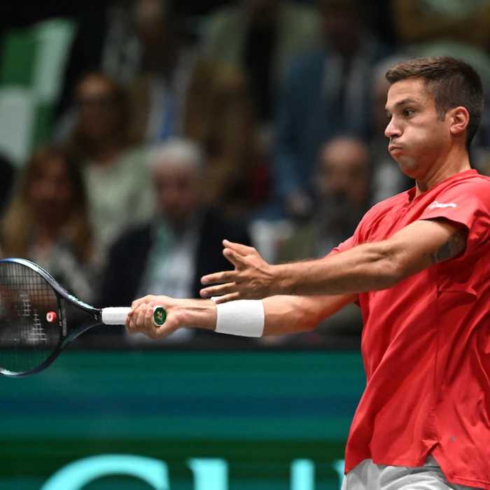 Canada sweeps Italy in opening tie of Davis Cup Finals group stage