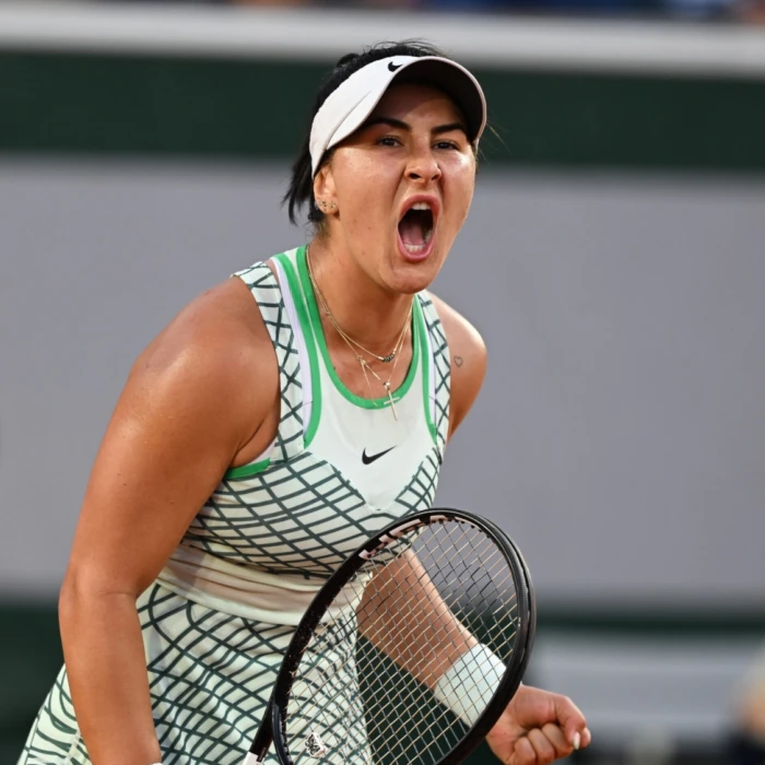 Andreescu se défait d’Azarenka à Roland-Garros