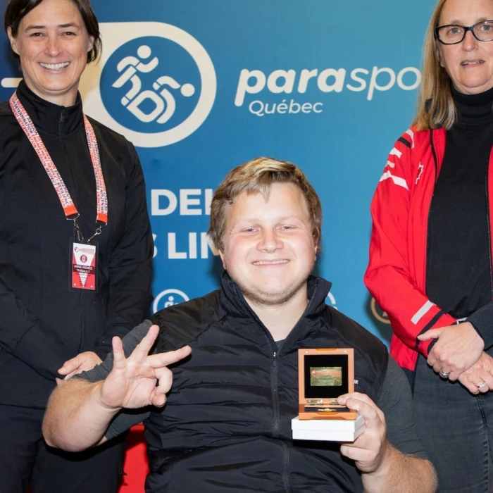 Venos, premier Canadien à faire partie d’une équipe universitaire américaine de tennis en fauteuil roulant, obtient son diplôme