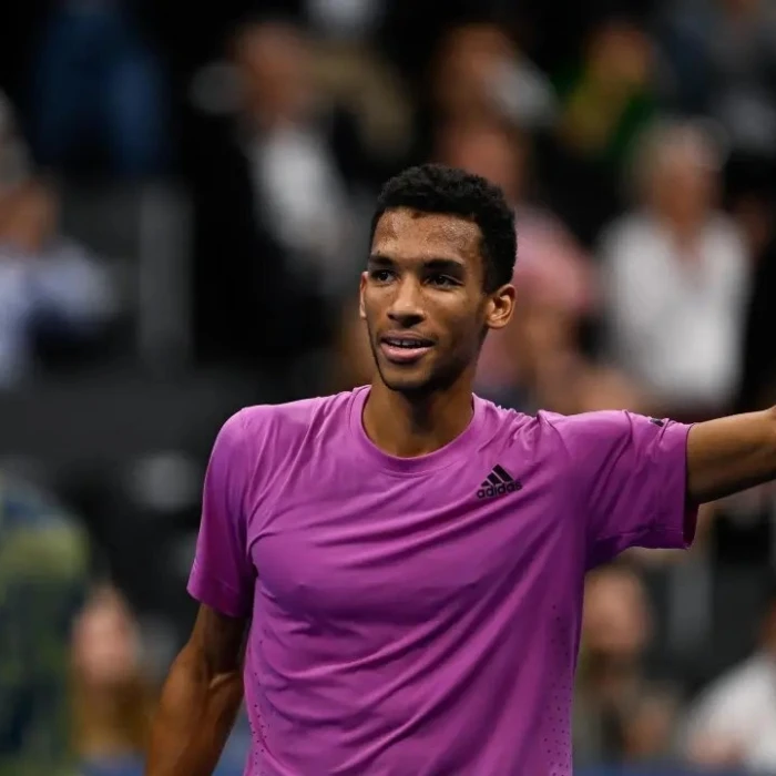 Auger-Aliassime remporte le titre à Bâle, son troisième triomphe en autant de semaines